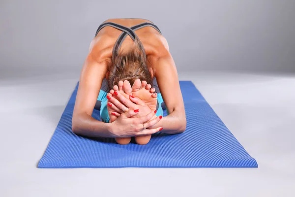 Retrato de chica deportiva haciendo ejercicio de estiramiento de yoga —  Fotos de Stock