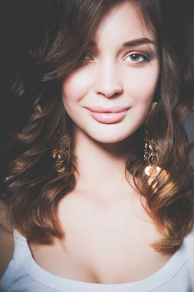 Portrait of beautiful young woman face. Isolated on dark background — Stock Photo, Image