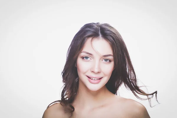 Porträt der schönen jungen Frau Gesicht. isoliert auf weißem Hintergrund — Stockfoto