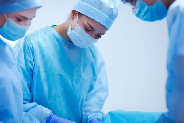 Chirurgien d'équipe au travail en salle d'opération — Photo