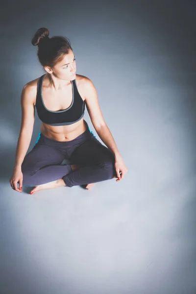 Retrato de chica deportiva haciendo ejercicio de estiramiento de yoga — Foto de Stock