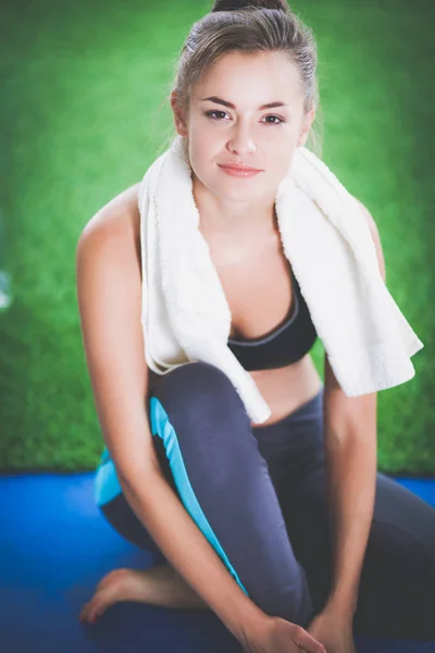 Détendez-vous dans l'herbe femme fatiguée après le sport — Photo