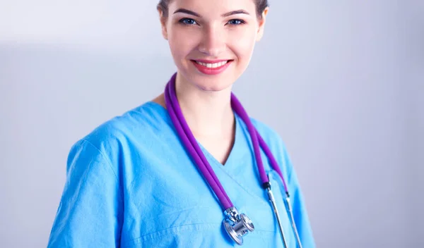 Retrato de una joven doctora de pie en el hospital —  Fotos de Stock