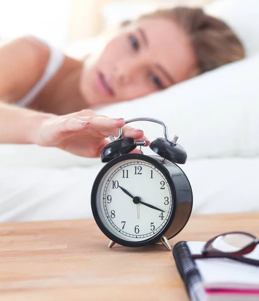 Bella donna sdraiata sul suo letto a casa — Foto Stock