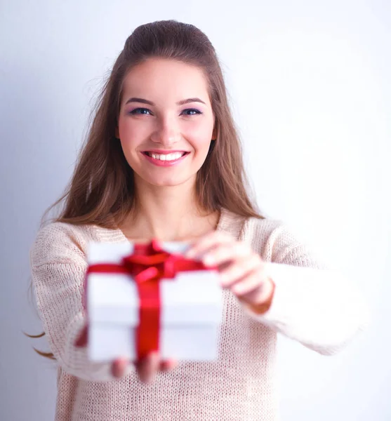 Jeune femme sourire heureux tenir boîte cadeau dans les mains — Photo