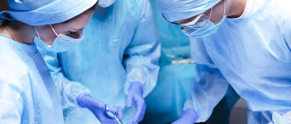 Teamchirurg aan het werk in de operatiekamer — Stockfoto