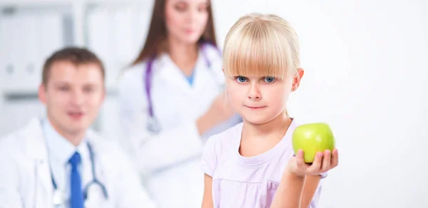 Kadın doktor ameliyatta steteskopla çocuğu muayene ediyor. — Stok fotoğraf