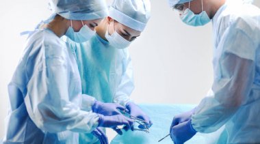 Ekip cerrahı ameliyathanede..