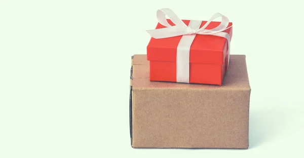 Caixa de presente vermelho com fita isolada no fundo branco — Fotografia de Stock