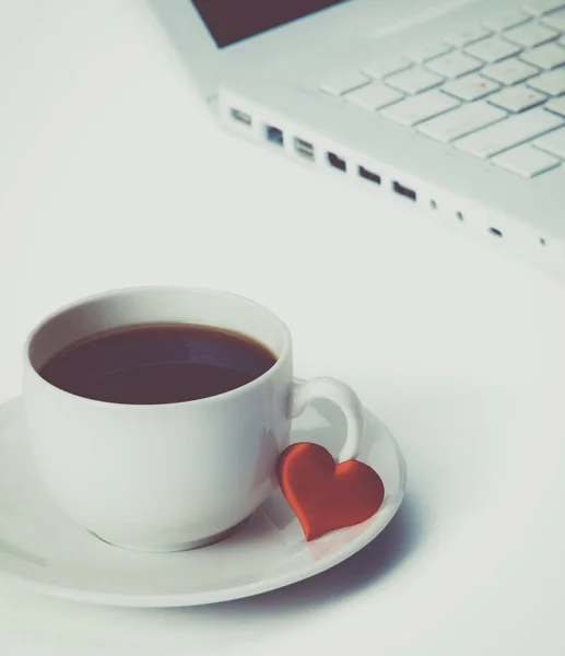 Ноутбук или ноутбук с чашкой кофе и сердцем на столе — стоковое фото
