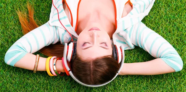 Vrouw die naar de muziek luistert — Stockfoto