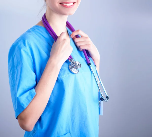 Leende kvinnlig läkare i uniform stående på sjukhus — Stockfoto