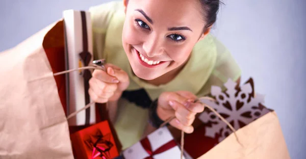 Donna sorridente con regali di Natale — Foto Stock