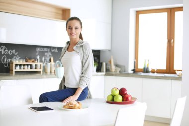 mutlu kadın evde Mutfakta çay içme.