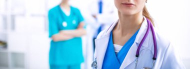 Kadın doktor hastanede dosyayla bekliyor.