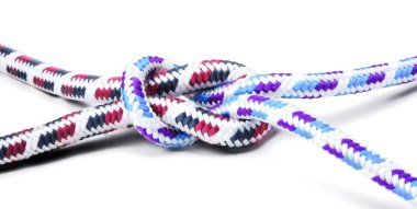 Beyaz bir arka plan üzerinde izole ipe düğüm