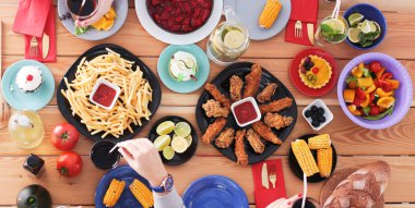 İnsanlar içecekler yemek masasında otururken. Masaya yiyecek. Masaya yiyecek. İnsanlar hızlı yemek yemek.