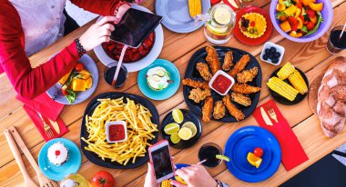 Grup insanların yemek yiyorsunuz tahta masada otururken Üstten Görünüm