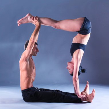 Genç çift Acro yoga mat Studio birlikte uygulamak