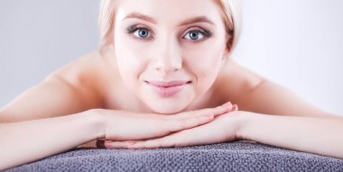 Rahatlatıcı bir masaj masanın üzerinde yatan genç kadın