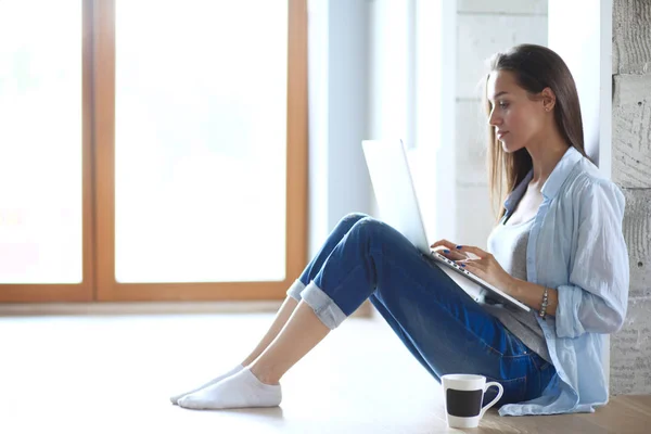 Jovem mulher bonita em casa sentado no chão com laptop. Jovem mulher bonita . — Fotografia de Stock