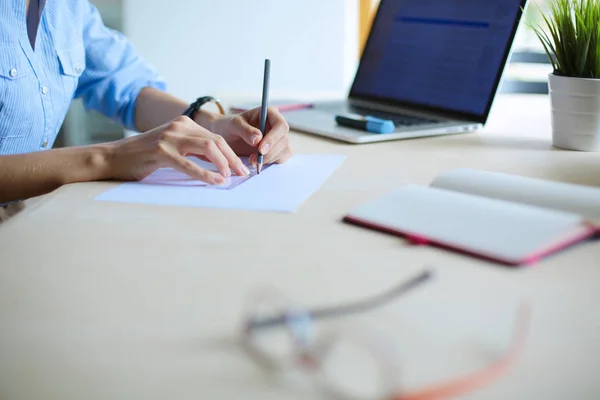 Junge Frau sitzt mit Laptop am Bürotisch. Junge Frau. Laptop — Stockfoto