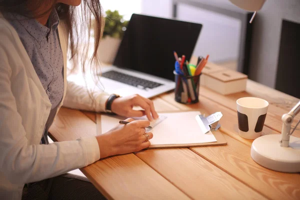 Masada oturan genç bir bayan. İş kadınıyım. Çizim. Öğrenci. İş yeri. Masa.
