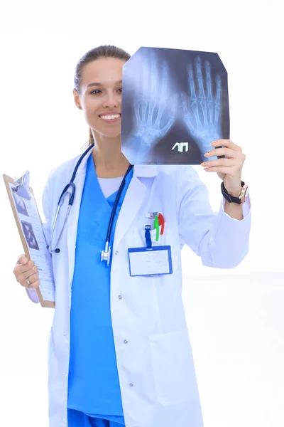白い背景に隔離されたX線写真を見ている若い女性医師。女医 — ストック写真