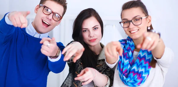 Ofis Resepsiyon yakın duran ve sizi işaret genç iş adamları