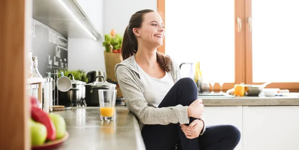 Frau in der Küche. Kochen in der Küche. — Stockfoto