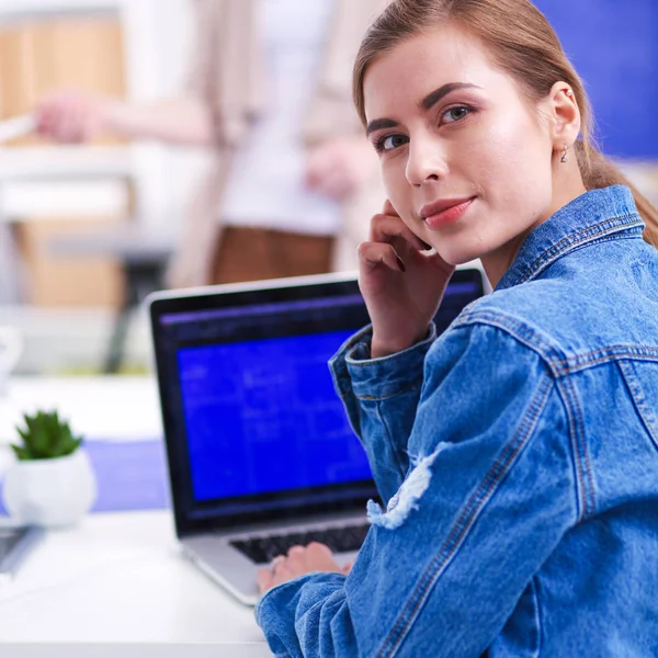 Aletleri, planı ve Tur Danışma oturan iki genç kadın