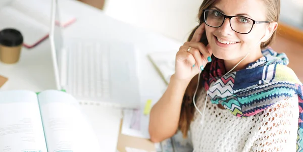 Kobieta na korzystanie z telefonu komórkowego w Uniwersytecie. Student. Uniwersytet — Zdjęcie stockowe