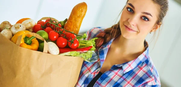 Mujer joven sosteniendo bolsa de la compra de comestibles con verduras — Foto de Stock