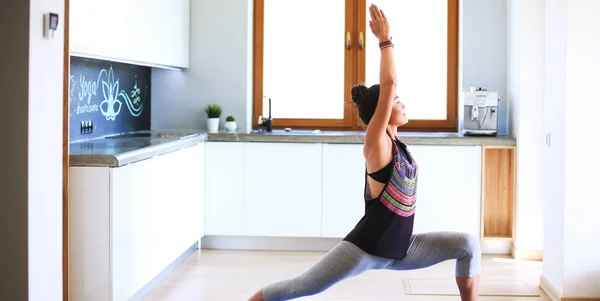 Mujer asiática son ejercicios de yoga en casa — Foto de Stock