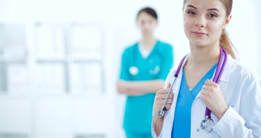 Kadın doktor hastanede dosyayla bekliyor.