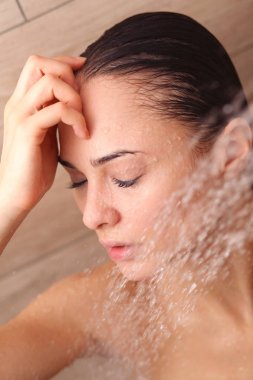 Genç beautyful kadın banyoda duş altında.