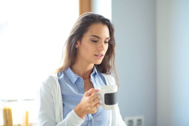 mutlu kadın evde Mutfakta çay içme. Kadın evde