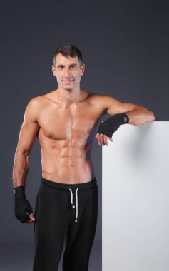 kaslı adam boş tutan.