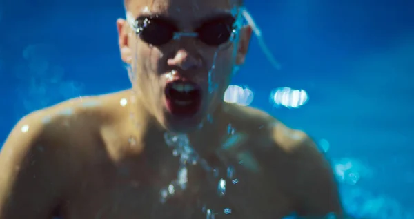 Homem nadador na piscina. Foto subaquática — Fotografia de Stock
