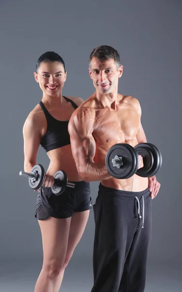 Hombre y mujer atléticos con mancuernas. Instructor de fitness personal. Formación personal . —  Fotos de Stock