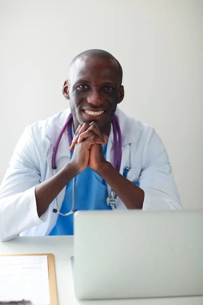 Klinikteki masada bilgisayar kullanırken kulaklık takan genç bir doktorun portresi. Doktor.. — Stok fotoğraf