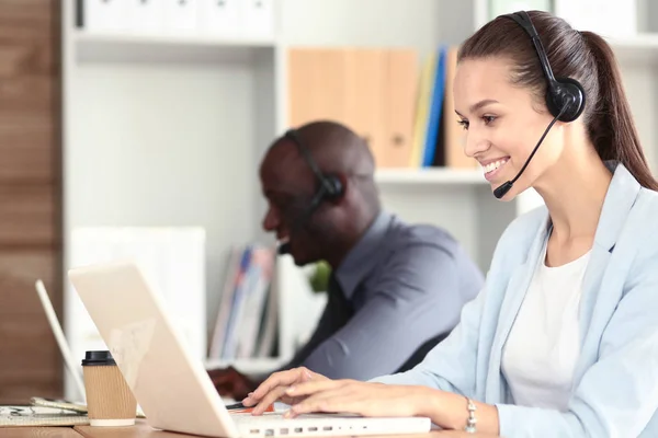 Retrato de un joven empresario afroamericano con auriculares. — Foto de Stock