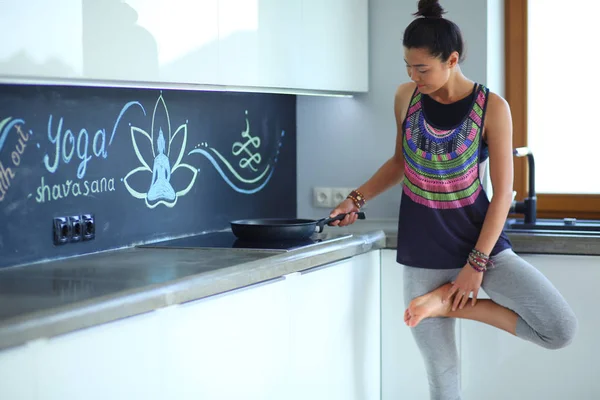 Ajuste y atractiva joven mujer preparando comida saludable. Mujer.. — Foto de Stock