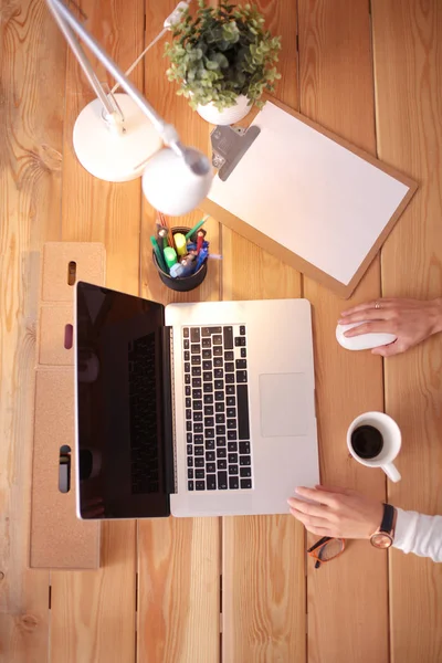 Jeune femme travaillant assise à un bureau. — Photo