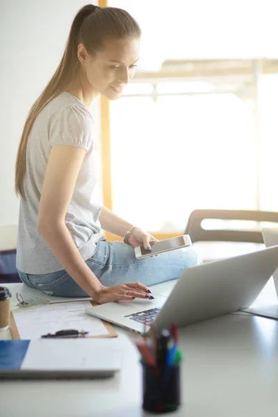 Portrét studentky pracující na laptopu. Studentka — Stock fotografie