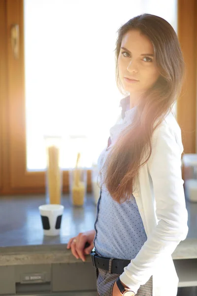 Gelukkige vrouw het drinken van thee in de keuken thuis. Vrouw thuis — Stockfoto