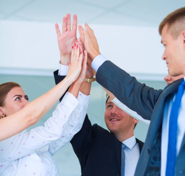 İş takım birlikte ofiste ayakta eller katılmadan