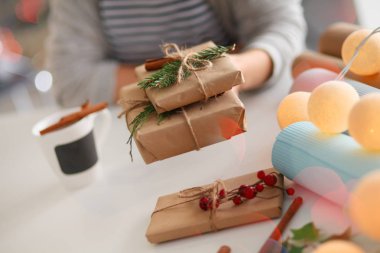 Noel hediye kutusu tutan kadın elinde