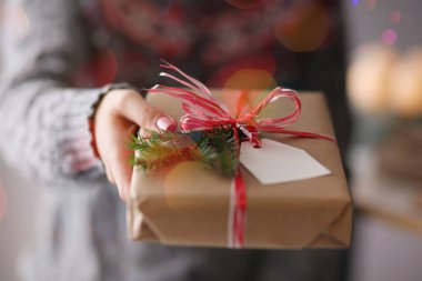 Noel hediye kutusu tutan kadın elinde