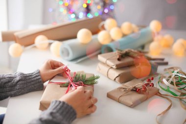 Noel hediye kutusu dekorasyon kadının elleri
